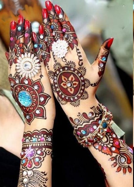 15 Wonderful Bridal Mehndi Designs For Hands and Feet