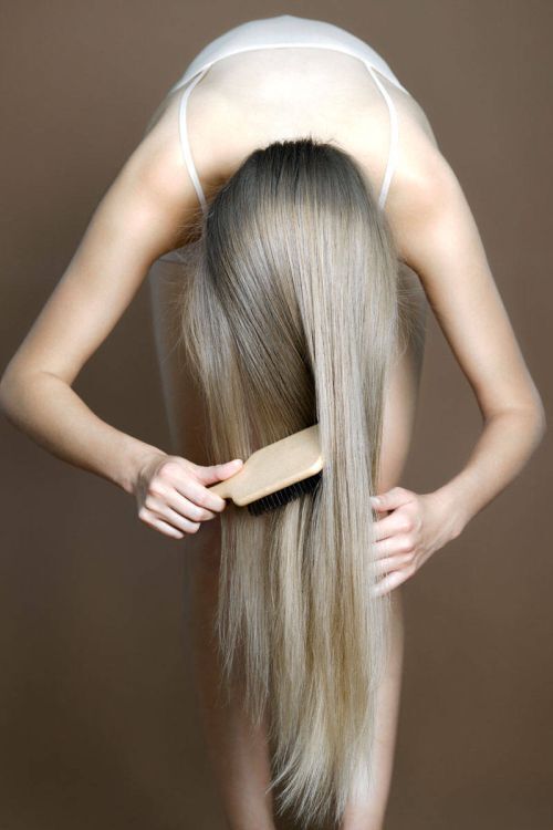 The perfect way to comb very long hair