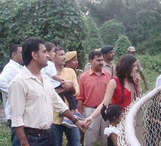 Dhoni in zoo