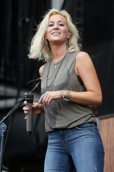 Kellie Pickler's Blonde Hairsyle