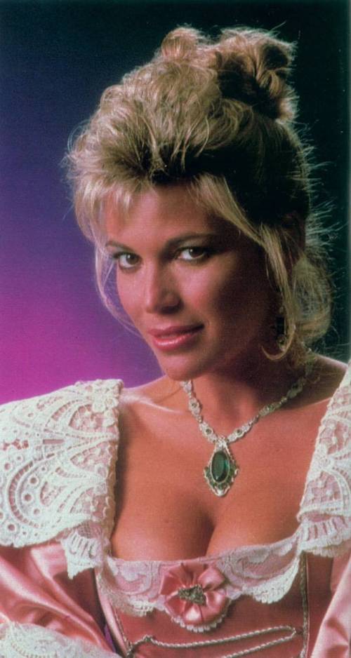 Vanna White Hairstyles: Updo, Half Updo, Spiky, Short Vanna White Hairstyles: Updo, Half Updo, Spiky, Short