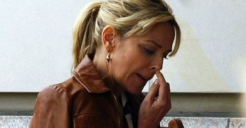 Kim Cattrall picking nose