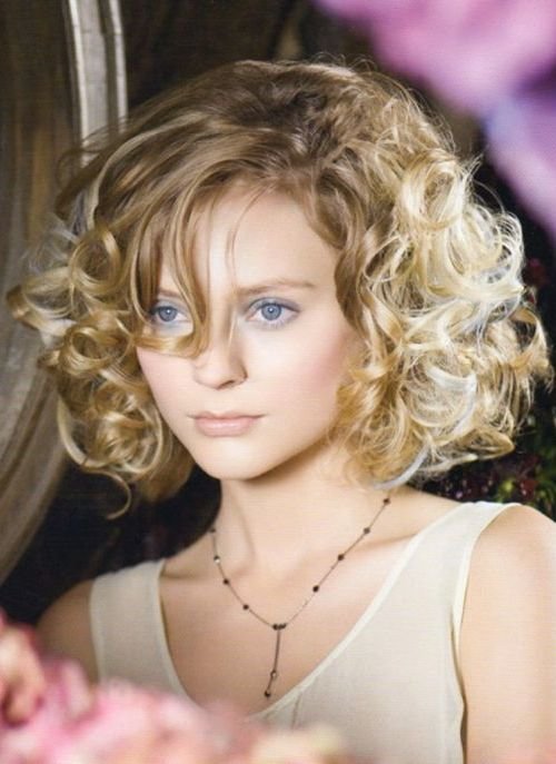 Short Curly Hairstyles for Heart Shaped Faces 5