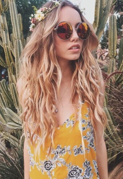 boho beach blonde wavy hairstyle