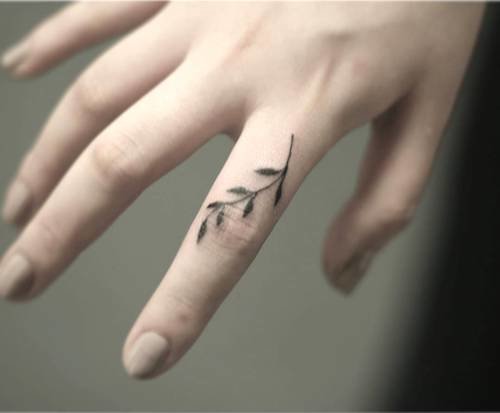 finger mini tattoo vine