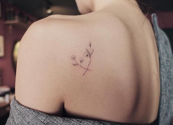 flower shoulder blade tattoo