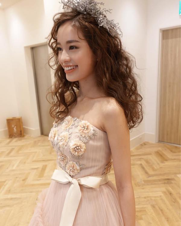 strapless dress with curly hair